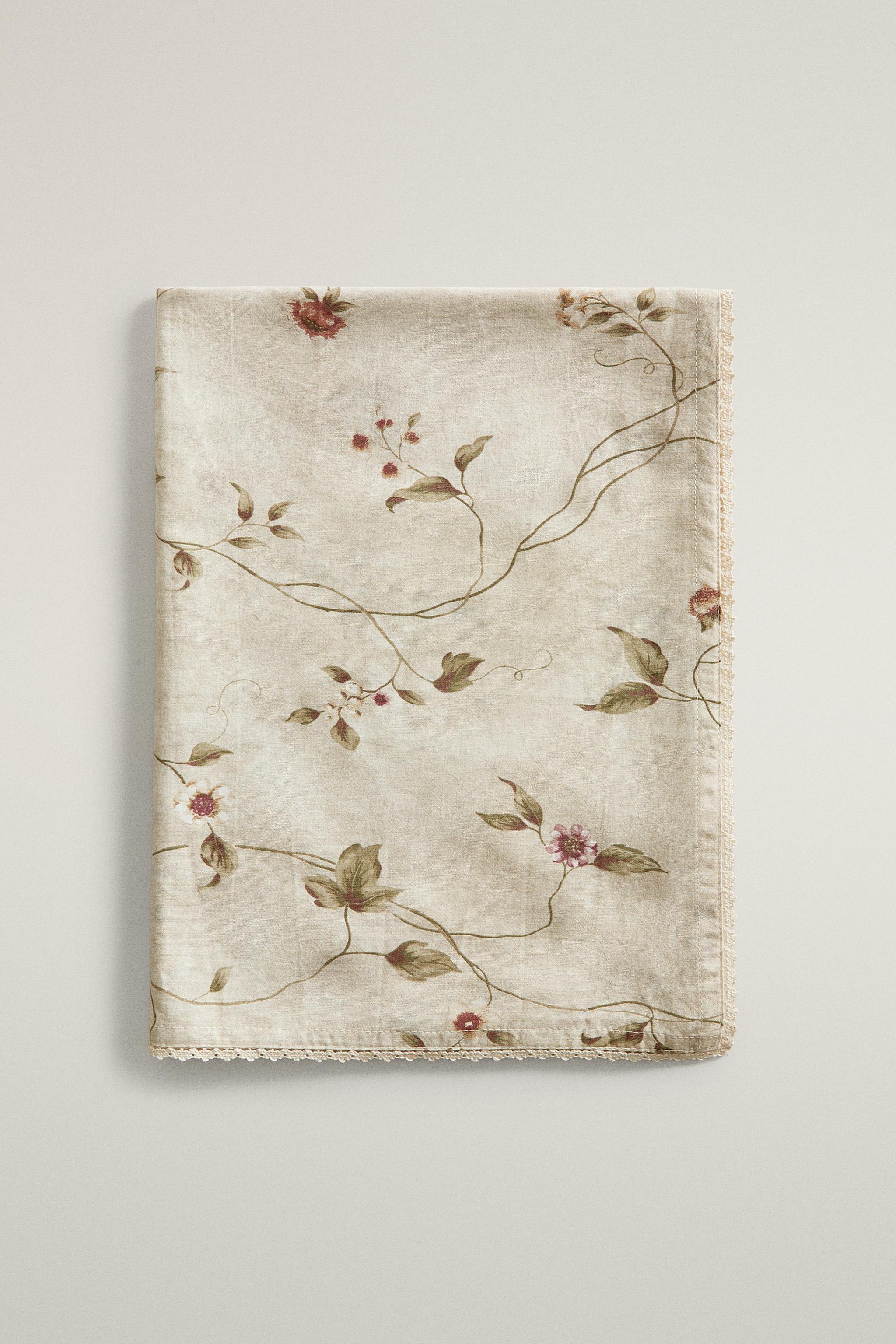 CHEMIN DE TABLE IMPRIMÉ FLORAL ET DENTELLE